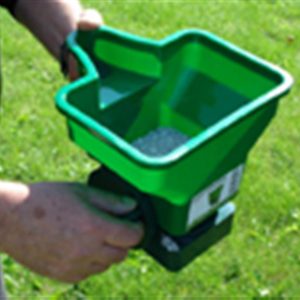 Distributeur d'engrais manuel